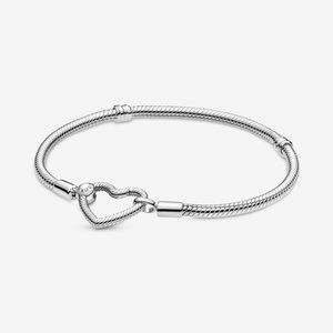 Brand new Authentic Pandora Moments Heart Closure Snake Chain Bracelet